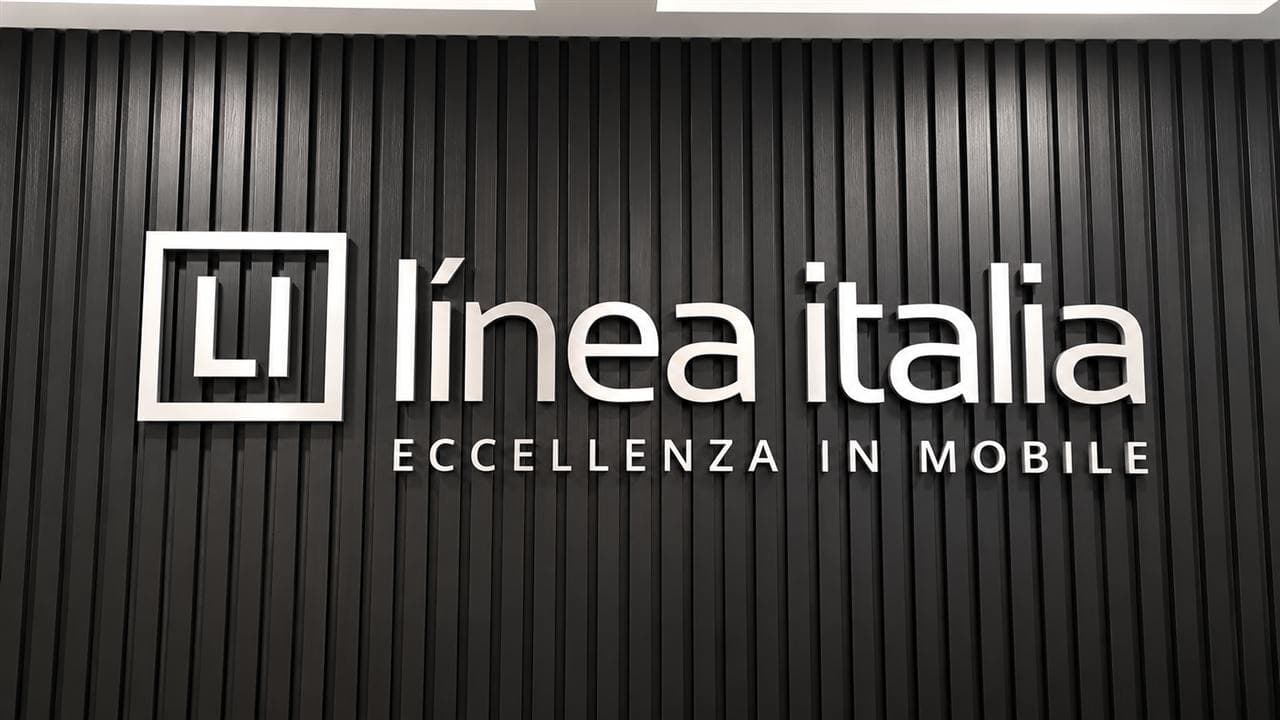 Letrero corporativo retroiluminado de Línea Italia en recepción